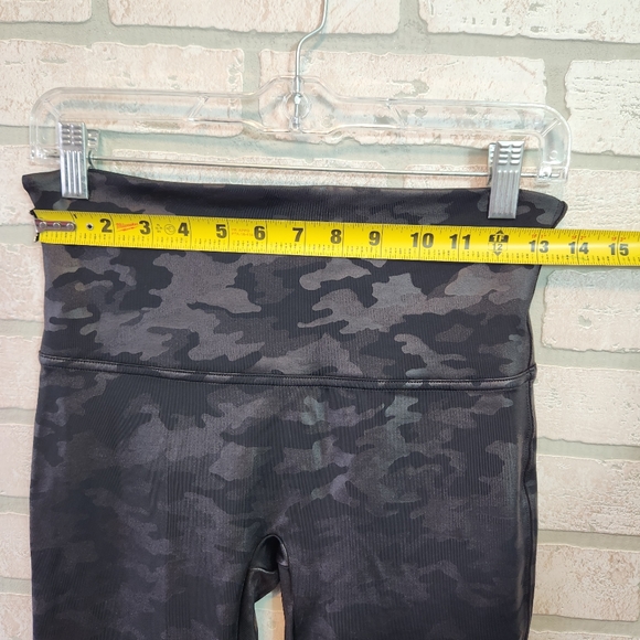 SPANX Womens Black Faux Leather Camouflage Print Shapewear Leggings Size L   EUC - Picture 8 of 15